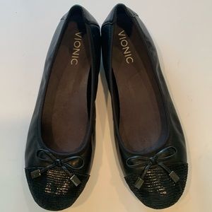 Vionic Minna Ballet Flat in Black leather
